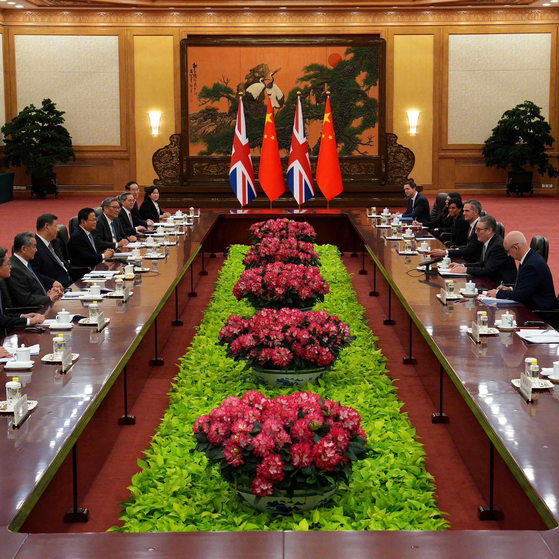 U.K.’s Starmer Meets Xi Jinping in Beijing as Ties Warm